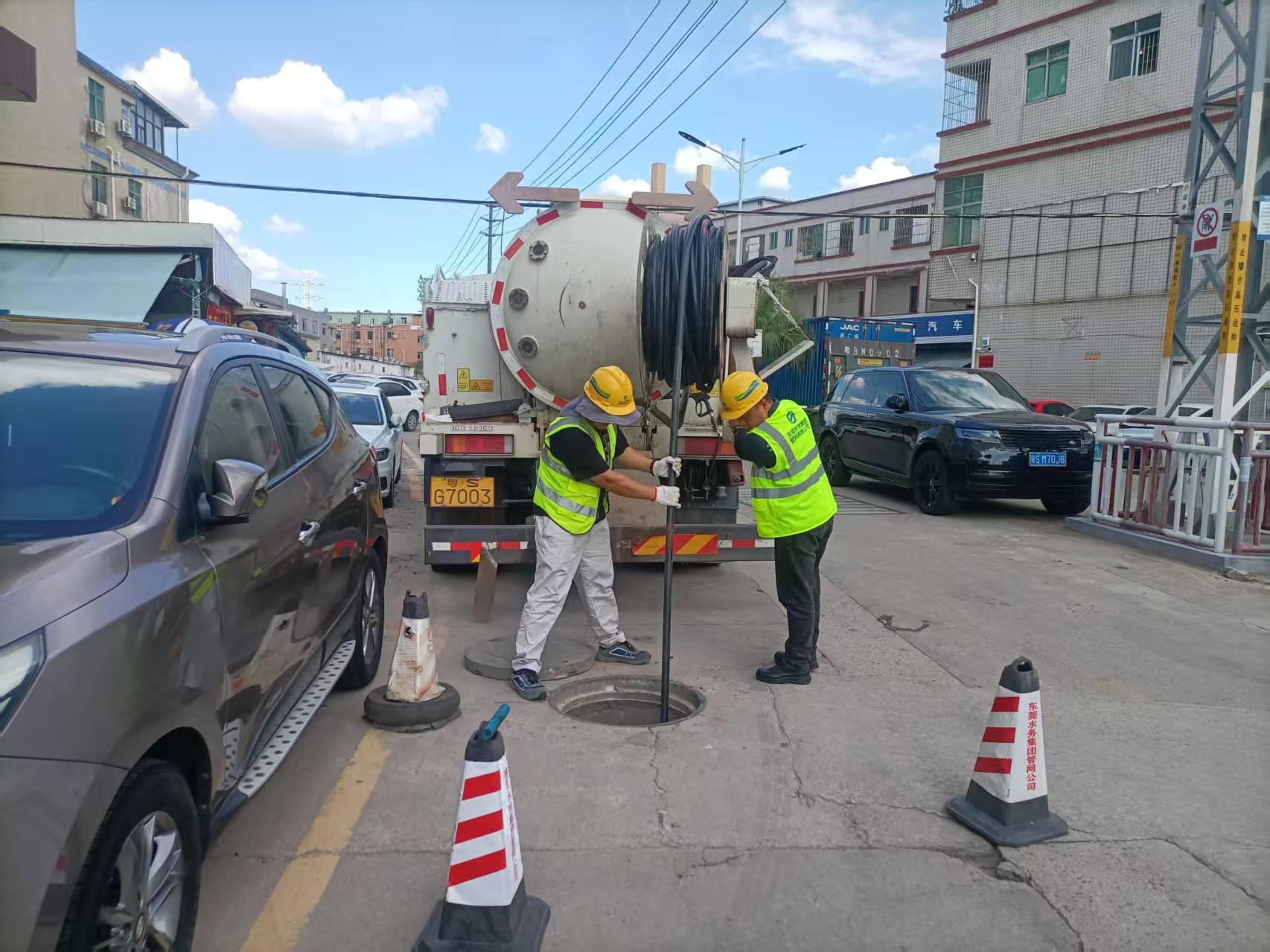 黃江片區(qū)-高壓清疏車作業(yè)、工人清理截流井格柵的照片(清疏攻堅(jiān))-3.jpg 黃江片區(qū)-高壓清疏車作業(yè)、工人清理截流井格柵的照片(清疏攻堅(jiān))-3.jpg
